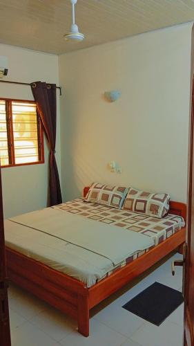 ein Schlafzimmer mit einem Bett in einem Zimmer in der Unterkunft Charly chic-agla in Cotonou