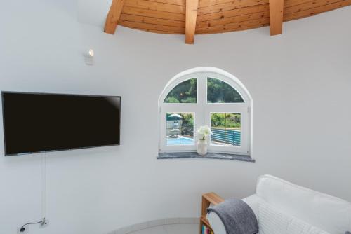 Μια τηλεόραση ή/και κέντρο ψυχαγωγίας στο Villa Aria private Pool near Vrsar