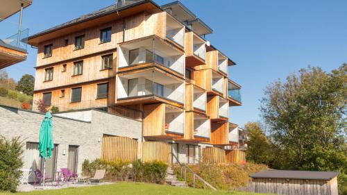 un edificio con facciata in legno sul lato di Haus am Sonnenhang by Schladming Appartements a Schladming
