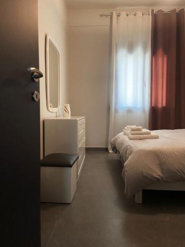 a bedroom with two beds and a sink and a mirror at Ήφαιστος - Ifestos in Tríkala