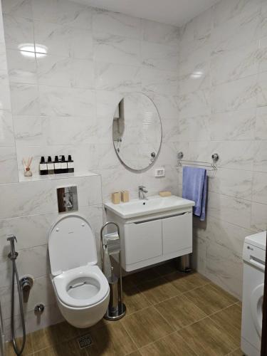 biała łazienka z toaletą i umywalką w obiekcie Bella vista w mieście Herceg Novi