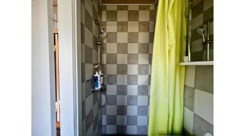 La salle de bains est pourvue d'une douche avec rideau de douche jaune. dans l'établissement Cozy Rødbyhavn Villa - Lalandia/Puttgarden/Femern, à Rødby
