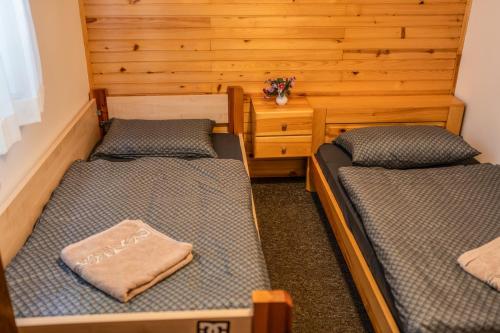 Un pat sau paturi într-o cameră la Hiška Gmajna
