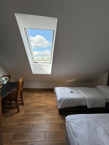 Pokój z 2 łóżkami i oknem w obiekcie Hotelik Maria w mieście Szczytno