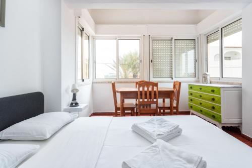 Postel nebo postele na pokoji v ubytování Blife Faro Beach Hostel & Rooms