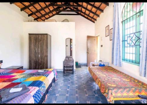 een slaapkamer met 2 bedden in een kamer bij Villa Agastya in Betalbatim