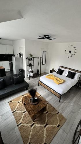 1 dormitorio con cama y mesa de centro en New & Refurbished Central Kingston Studio en Kingston upon Thames
