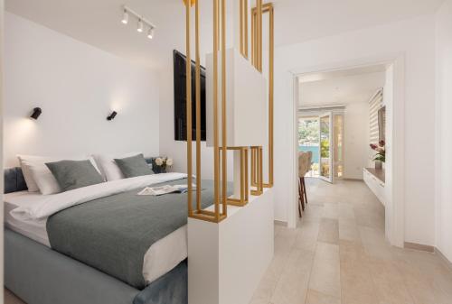 1 dormitorio con paredes blancas, 1 cama y pasillo en Ocea apartments in the city center en Kotor