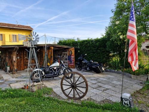 a flag and a motorcycle parked in front of a house at Casa il Grappolo in Momo