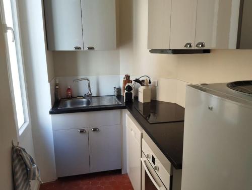 une cuisine avec un évier et un plan de travail dans l'établissement Appartement de charme - WIFI - Centre historique, à Toulon