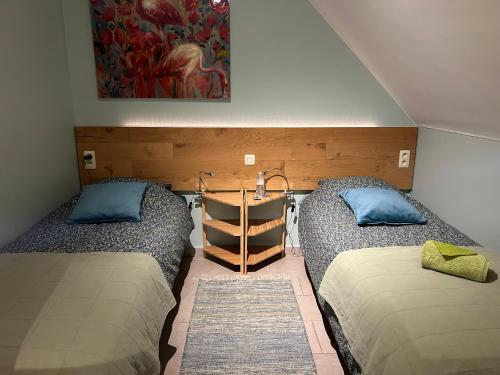 Habitación con 2 camas y lavamanos en Au Coeur des Collines, Gloriette, en Ellezelles