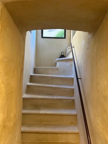 - un escalier dans une maison avec une fenêtre dans l'établissement 18 Nostra - une maison de charme dans le centre historique, à Saint-Rémy-de-Provence
