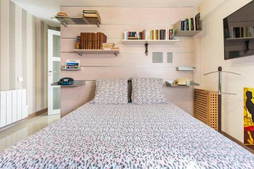 une chambre avec un grand lit dans une pièce dans l'établissement Le Chalet des Fanières, à Chartres