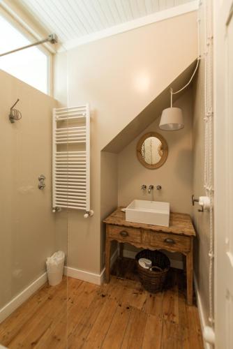 a bathroom with a sink and a mirror at Quinta da Eira Velha in Aldeia do Mato