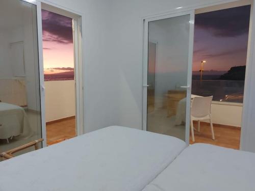 1 dormitorio con cama y vistas a una habitación en La Caleta casa junto al mar en Adeje
