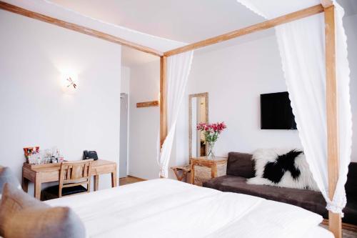 ein Schlafzimmer mit einem Bett und einem Sofa in der Unterkunft Eyja Guldsmeden Hotel in Reykjavík
