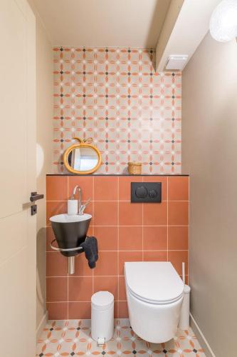 een badkamer met een toilet en een wastafel bij Bel appartement in Tunis