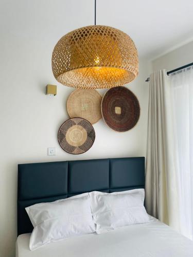 Postel nebo postele na pokoji v ubytování vibes by T one bedroom apartment in Rongai with a pool