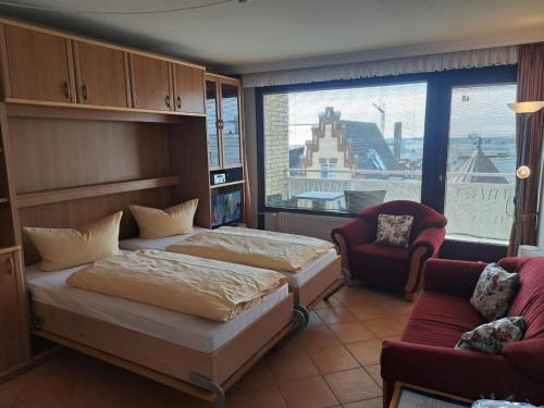 ein Hotelzimmer mit zwei Betten und einem Fenster in der Unterkunft Haus Christianenhöhe App 40 in Westerland