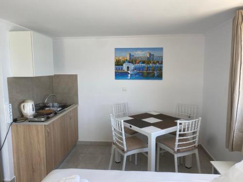 Η κουζίνα ή μικρή κουζίνα στο Annoula Studios and Apartments