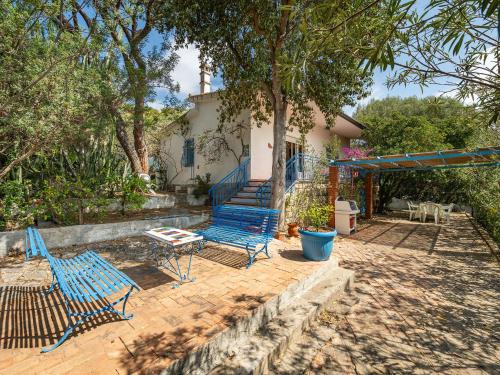 フォート・ビレッジにあるVilla Bluebellの青い椅子とテーブル付きのパティオ、家