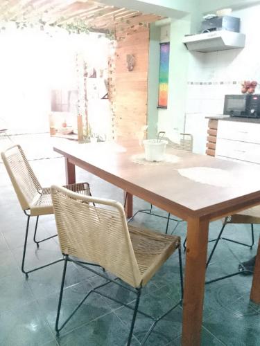 里瓦達維亞海軍準將城的住宿－Como en Casa，厨房里配有一张木桌和椅子
