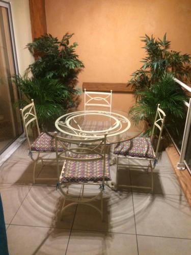 d'une table, de deux chaises, d'une table et de quelques plantes dans l'établissement ajaccio Sanguinaires, à Ajaccio