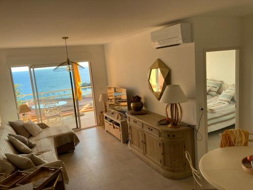 - un salon avec un canapé, un lit et un miroir dans l'établissement ajaccio Sanguinaires, à Ajaccio