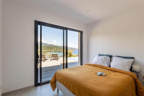 - une chambre avec un lit et une grande porte coulissante en verre dans l'établissement Villa Mamone Corse 10P seaview and private pool Favone beach 5min, à Conca