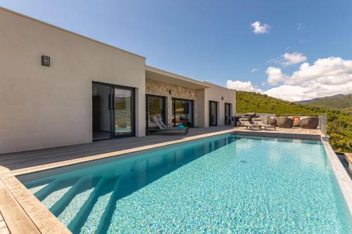 une piscine dans l'arrière-cour d'une maison dans l'établissement Villa Mamone Corse 10P seaview and private pool Favone beach 5min, à Conca
