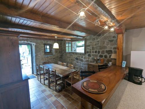 une salle à manger avec une table et des chaises en bois dans l'établissement Maison indépendante de caractère, à Langogne