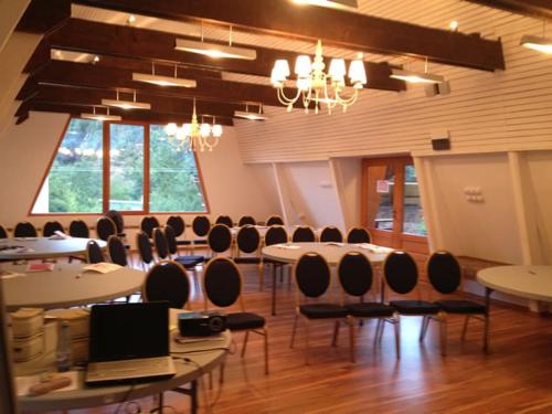 sala konferencyjna ze stołami, krzesłami i laptopem w obiekcie Casa Tisaru w mieście Lepşa