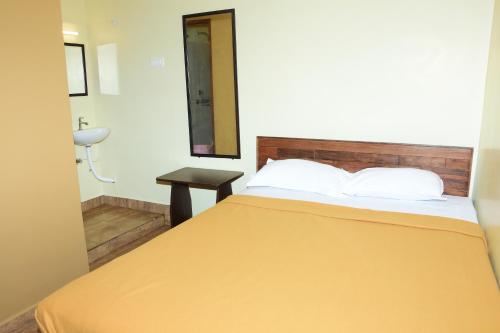 Ένα ή περισσότερα κρεβάτια σε δωμάτιο στο NKC Guest House