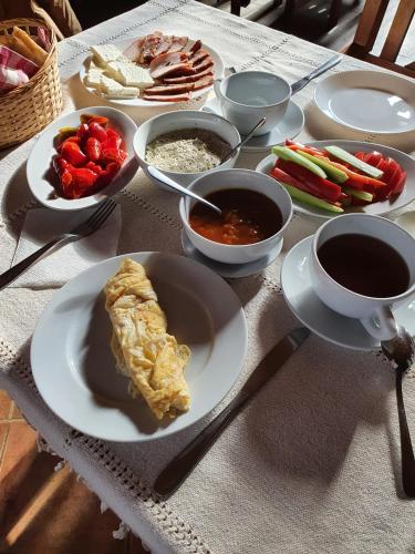 un tavolo con un piatto di cibo e una tazza di caffè di Casa Tisaru a Lepşa