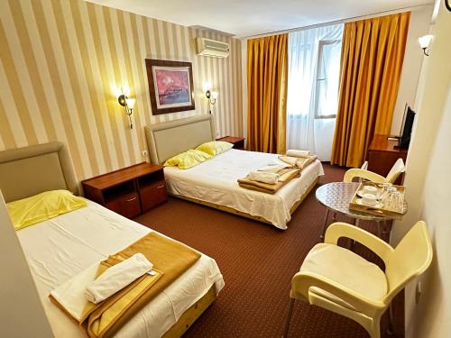 Ліжко або ліжка в номері CENTRAL HOTEL-Budva