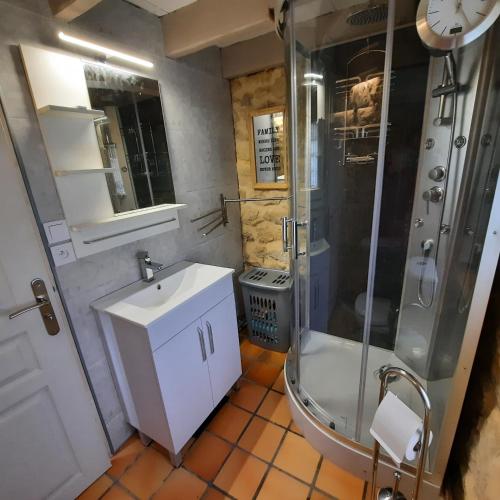 une salle de bain avec une douche, un lavabo et des toilettes dans l'établissement AUX PORTES DU CHATEAU Cottage intimiste et cosy à l'abri des regards propice à la detente, à Rinxent