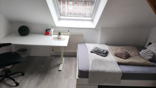- une chambre avec un lit, un bureau et une fenêtre dans l'établissement Bochum Apart Doppelzimmer mit Gemeinschaftsbad, à Bochum