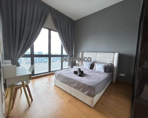 吉隆坡的住宿－The Luxe Junior Suite - 3pax unblock KL City View，一间卧室设有一张大床和大窗户
