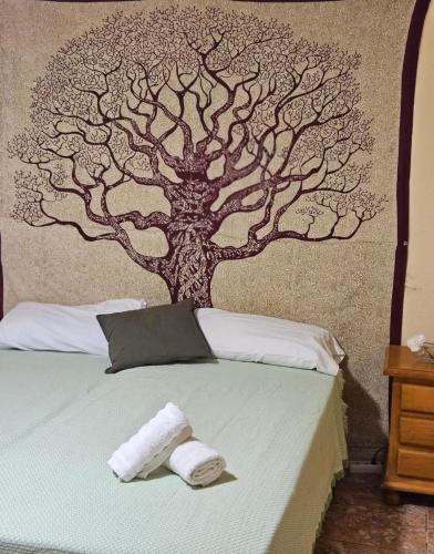 una camera da letto con un murale sull'albero di Casa Campo de tiro Gayria a Tuineje