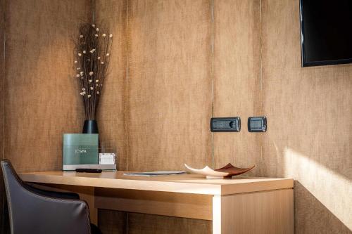 a wooden desk with a vase on top of it at Phi Hotel Piajo in Nembro