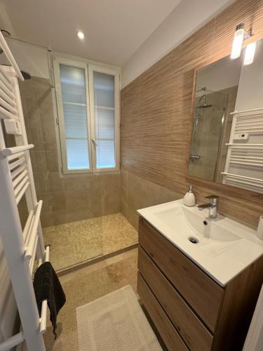 a bathroom with a sink and a mirror at Maison de village rénovée avec vue mer exceptionnelle in Sainte-Maxime