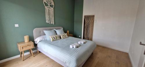 une chambre avec un lit avec un animal en peluche dessus dans l'établissement Royal View, à Sète