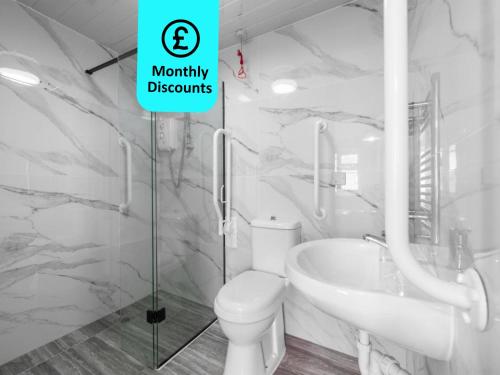 bagno bianco con servizi igienici e lavandino di Stylish 3Bedroom House in Prime Leicester Location a Humberstone