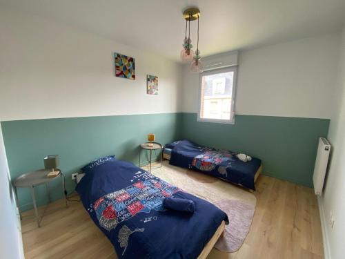 une chambre avec deux lits et une fenêtre dans l'établissement L'appartement Eclat contemporain -310, à Rouen