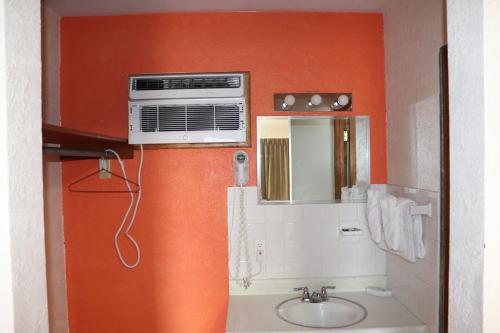 een badkamer met een wastafel en airconditioning bij Best Nights Inn - Sparta in Sparta