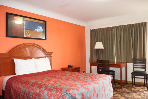 una habitación de hotel con una cama y un escritorio en Best Nights Inn - Sparta, en Sparta