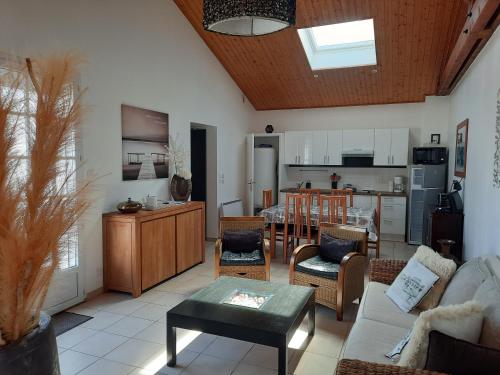 un salon avec un canapé et une table dans l'établissement VILLA PRIVEE A 300M DE LA PLAGE, à Saint-Gilles-Croix-de-Vie