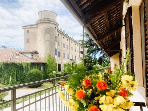 - un balcon fleuri devant un château dans l'établissement Oryza Casa di Ringhiera, à Desana