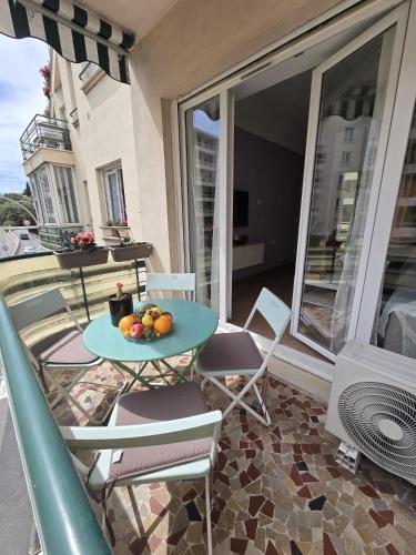 - un balcon avec une table et des fruits dans l'établissement Gloria apartments, à Nice