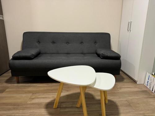 sala de estar con sofá negro y mesa blanca en 2 ambientes moderno y muy bien ubicado en Buenos Aires